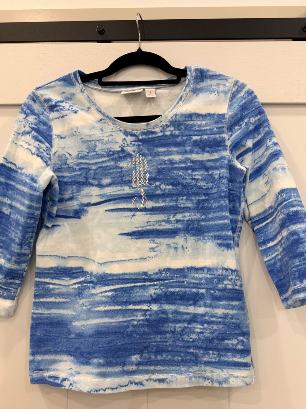 Chico's Blue & White Tie-Dye Rhinestone Seahorse Top Size 0/Small